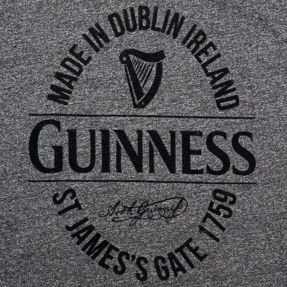 GUINNESS Short Sleeve Crew T-Shirt Small‎ Relaxed Black Grindle Felt Logo NWT